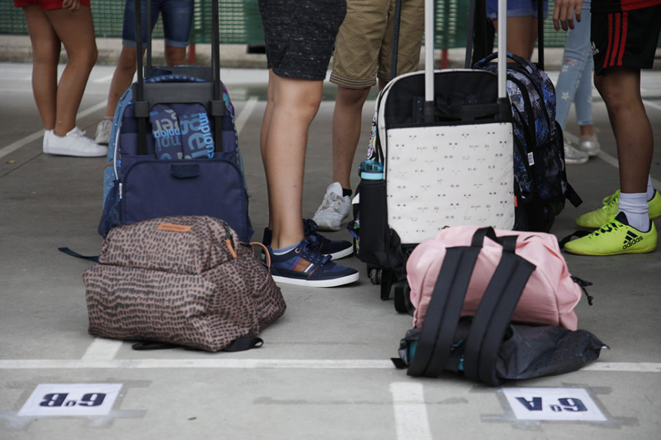 Escolares a la puerta de un colegio logroñés. /NR