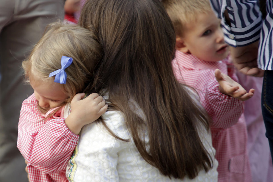 Una niña se abraza a su madre en su primer día de colegio. / Clara Larrea