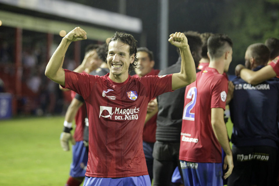 Rodrigo materializó el quinto y último penalti del Calahorra, clasificando a los rojillos para la segunda ronda. / Clara Larrea