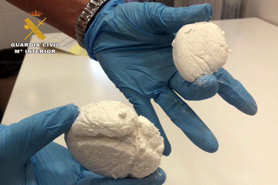 Un agente de la Guardia Civil muestra la droga. /GUARDIA CIVIL