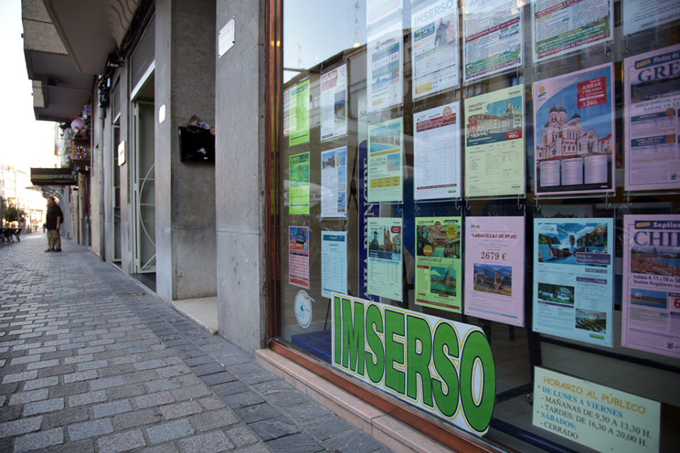 Anuncios con la oferta del Imserso en una agencia de viajes logroñesa. / Clara Larrea