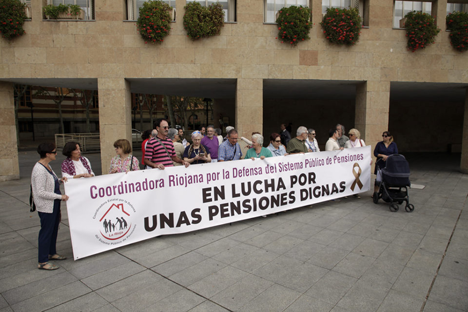Concentración celebrada el lunes en la plaza el Ayuntamiento para pedir la revalorización de las pensiones con el IPC. / Ingrid