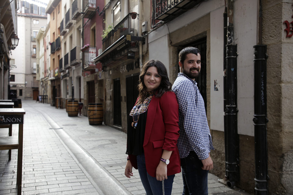 Andrea y Álvaro, vendimiadores de San Mateo, desean a los logroñeses felices fiestas de San Mateo. / Clara Larrea