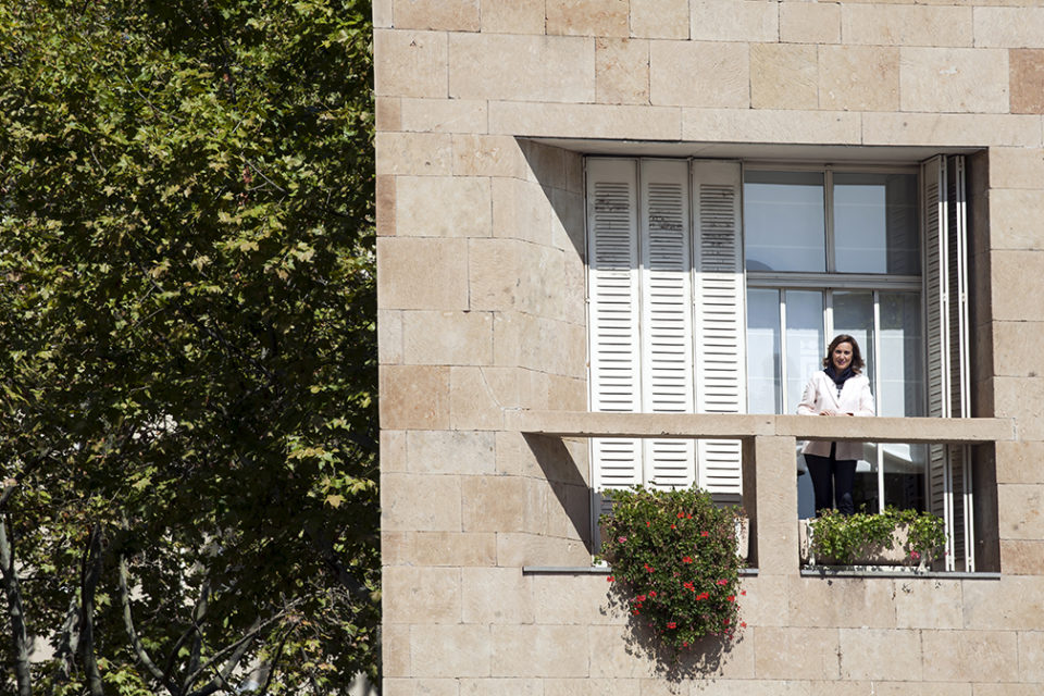 La alcaldesa de Logroño, desde el balcón de su despacho en el Ayuntamiento, festeja la llegada de San Mateo 2018. / Ingrid