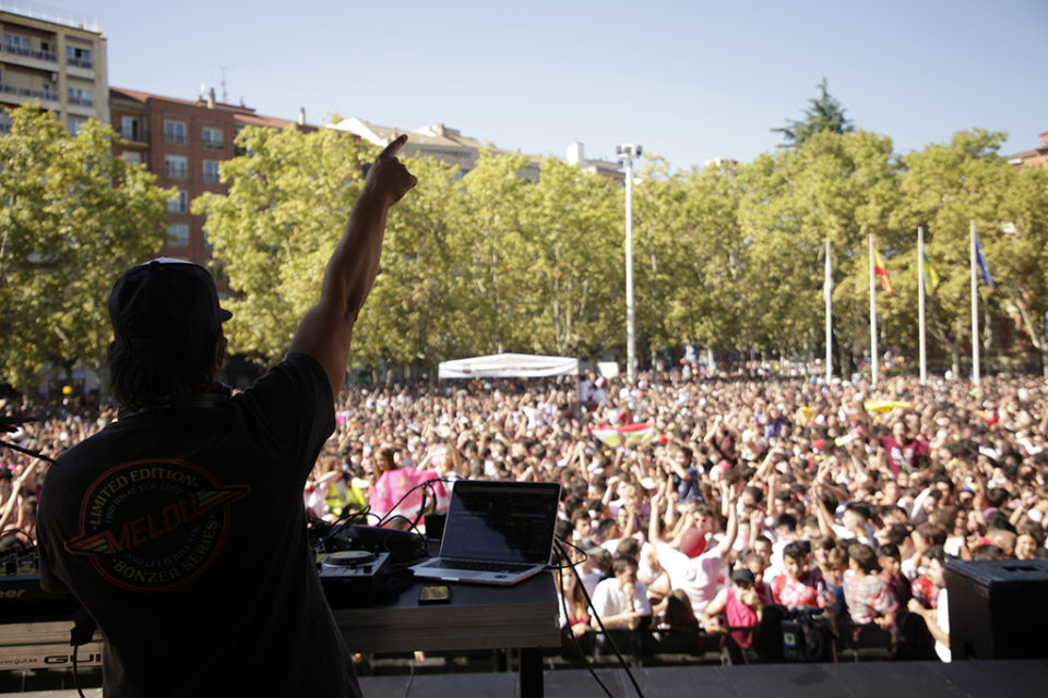 El dj Diego Aguas anima la plaza del Ayuntamiento tras el disparo del cohete de 2018. / Ingrid