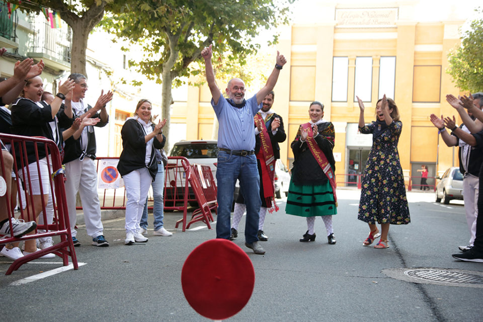 Jesús Ruiz Tutor, ganador del juego de la boina, celebra el triunfo junto a los peñistas, vendimiadores y la alcaldesa. / Clara Larrea