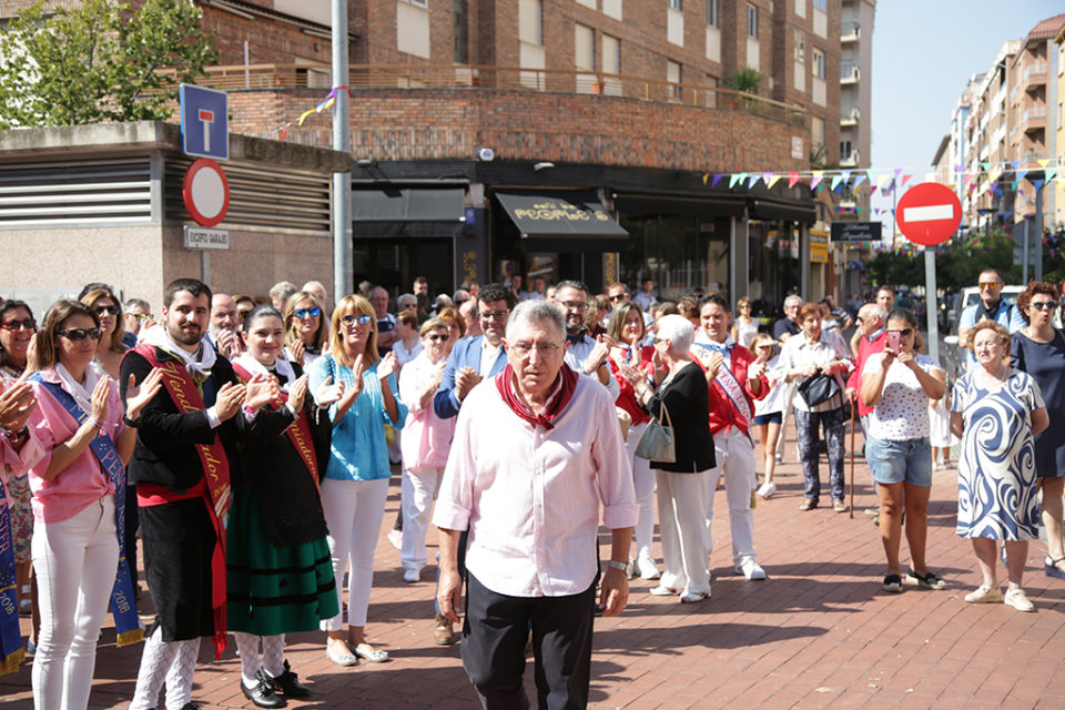 Tomás Santos se dispone a recibir el galardón entre los aplausos del público. / Clara Larrea