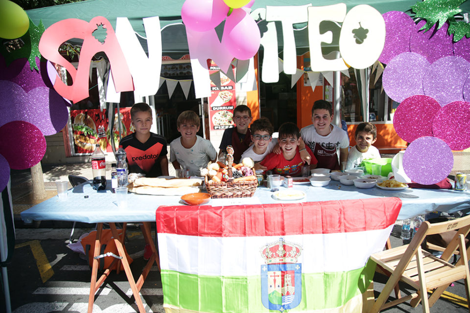 Los niños también participan en el concurso, que se celebra este lunes en la calle Gonzalo de Berceo. / Clara Larrea
