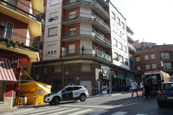 Muere un bebé de nueve meses al caer desde un tercer piso en Lardero