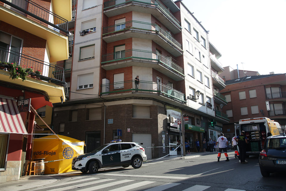La pequeña cayó de un tercer piso de un bloque de viviendas situado en la calle González Gallarza, 62. / CLARA LARREA