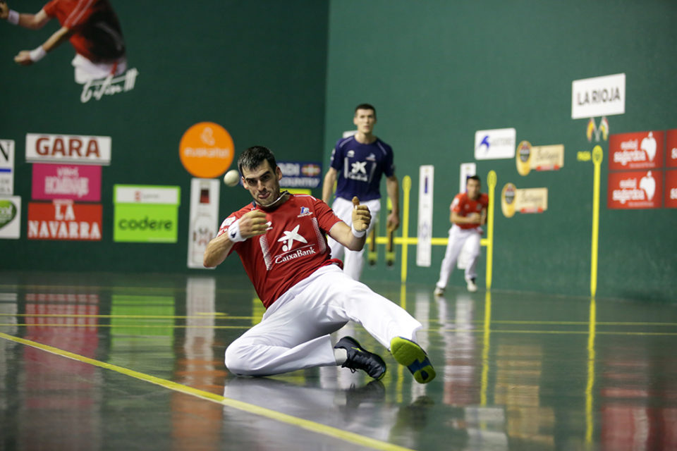 Joseba Ezkurdia, por los suelos en una acción defensiva. / Clara Larrea