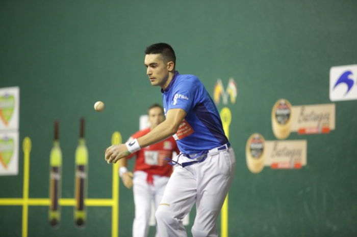 Víctor lleva la bandera