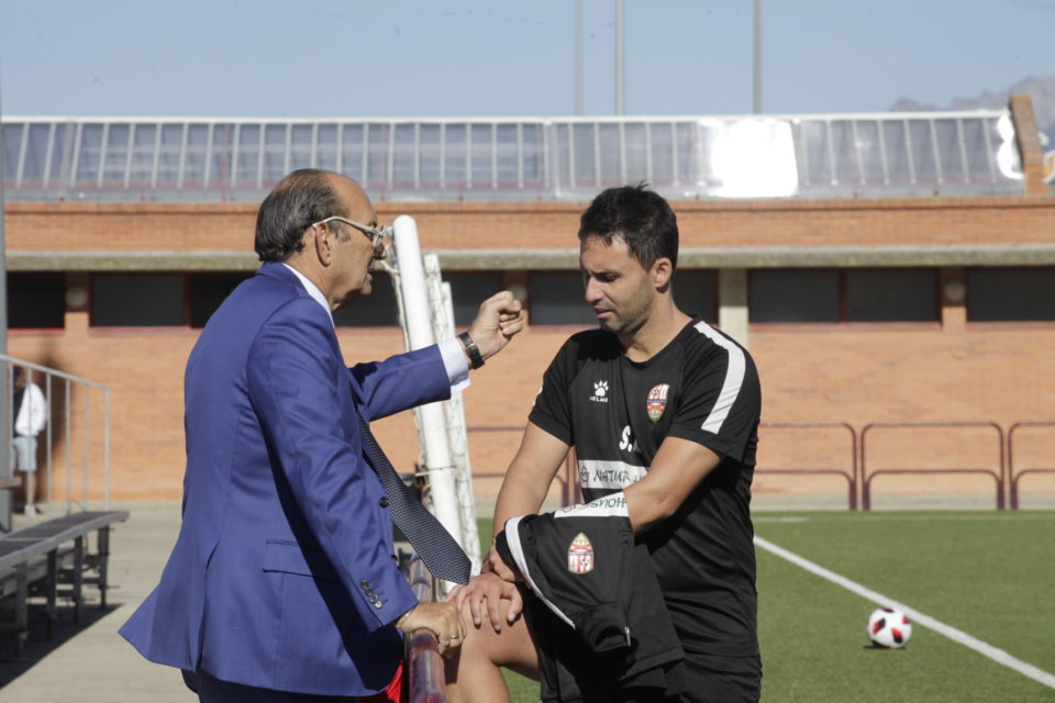 Félix Revuelta y Sergio Rodríguez conversan esta mañana en el Mundial 82. La entrevista tuvo lugar ayer lunes. / INGRID