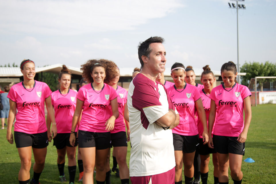 Héctor Blanco, junto a las jugadoras del EDF. será sustituido por Chechu Martínez. / Clara Larrea