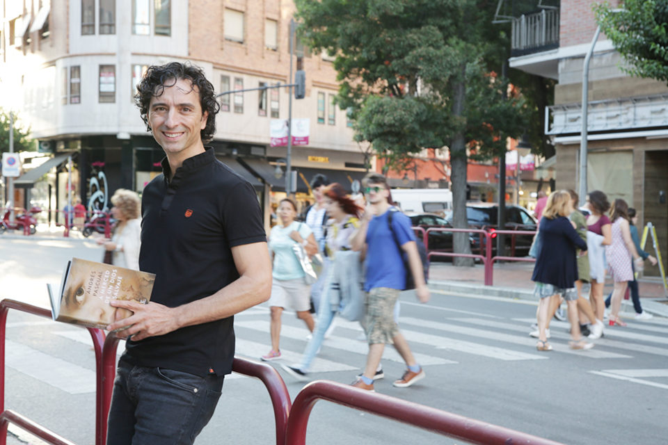 Andrés Pascual, en la calle San Antón de Logroño, uno de los escenarios de su nueva novela. / Clara Larrea