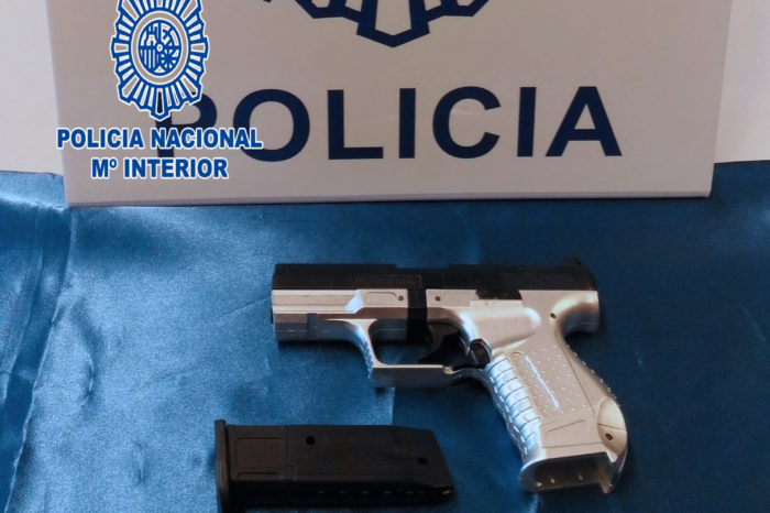 Un menor esgrime un arma de fuego simulada al ser detenido por robar en un coche