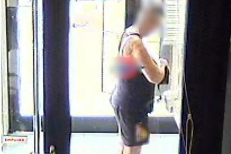 La detenida saca dinero en un cajero con la cartilla sustraída. / Guardia Civil