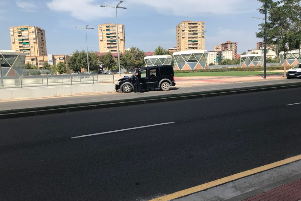 La furgoneta chocó contra el muro de la rampa del parking. /NR