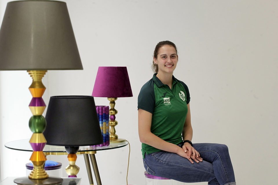 Ashley Evans, durante su presentación como nueva jugadora del Minis de Arluy. El acto tuvo lugar en el logroñés Estudio Mayarratia. / Ingrid