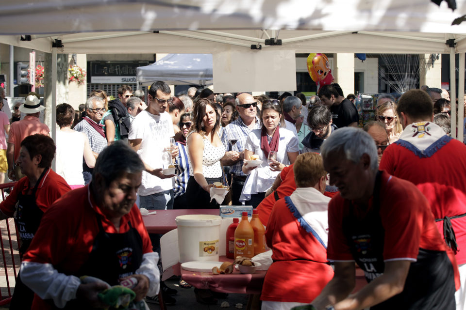 La actividad era ayer frenética en los puestos de las peñas. Para repartir 9.000 raciones hay que darse mucha maña en las preparación de los pinchos y funcionar con buena coordinación. / Ingrid