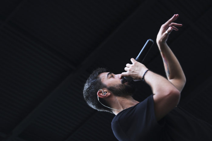 "La gente no escucha las canciones, solo las oye"