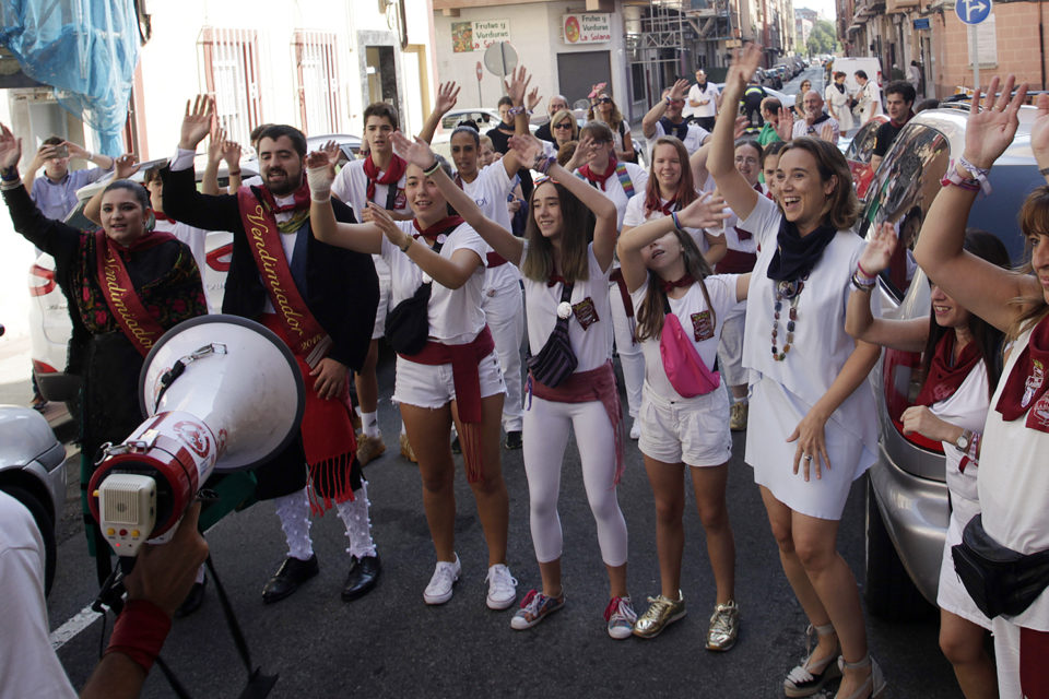 El animador marca el ritmo del baile a golpe de megáfono en la peña La Alegría. / Ingrid