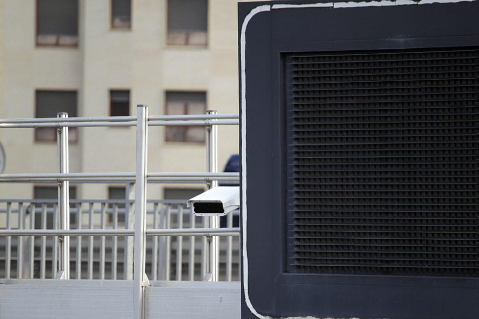 Una de las cámaras de tráfico que vigilan el uso del cinturón en las carreteras riojanas. / Ingrid