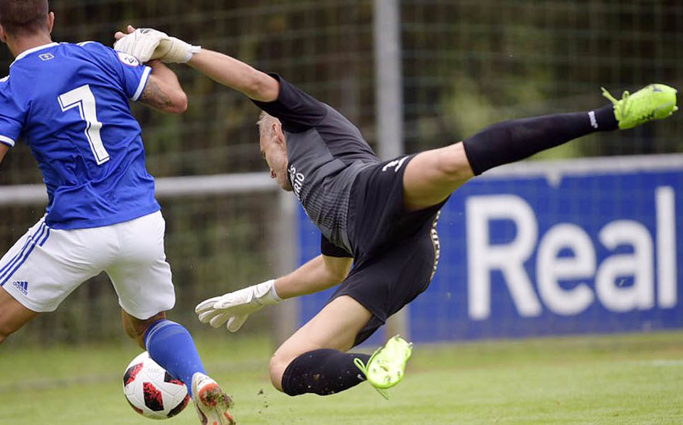 Zabal trata de dejar sin espacio a un delantero carbayón. / Real Oviedo