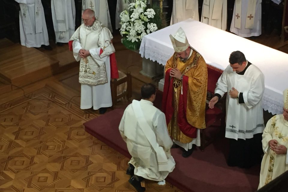 Alfonso Sáenz se ordenó sacerdote ayer en el Seminario de Logroño con el obispo, Carlos Escribano, como oficiante. / NR