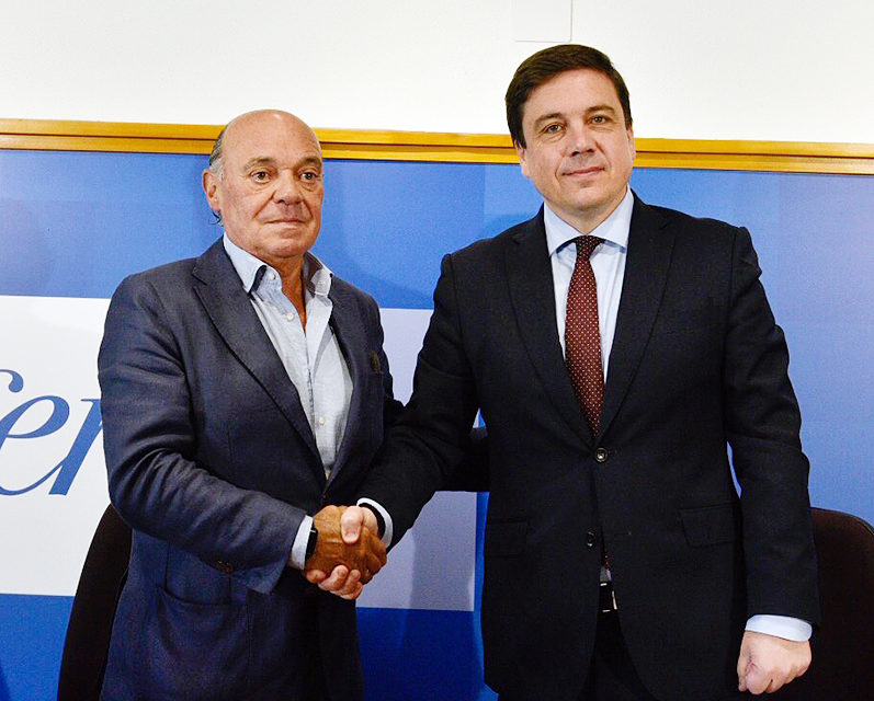 El presidente de la FER (izda.) y el consejero de Educación sellan el acuerdo. / NR