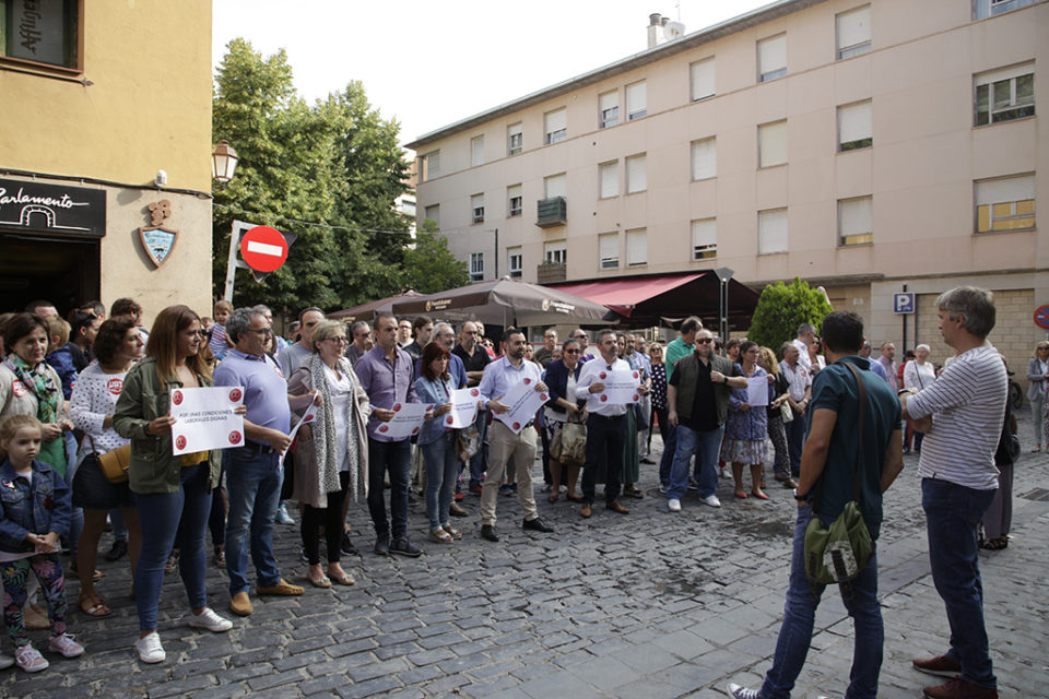 Concentración de los trabajadores de ambulancias frente al Parlamento de La Rioja. / Ingrid