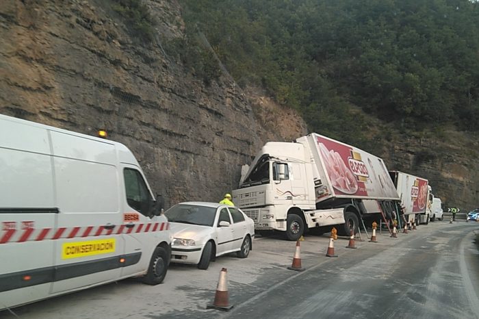 Un camión vuelca en el cruce de la N-111 con Nieva de Cameros