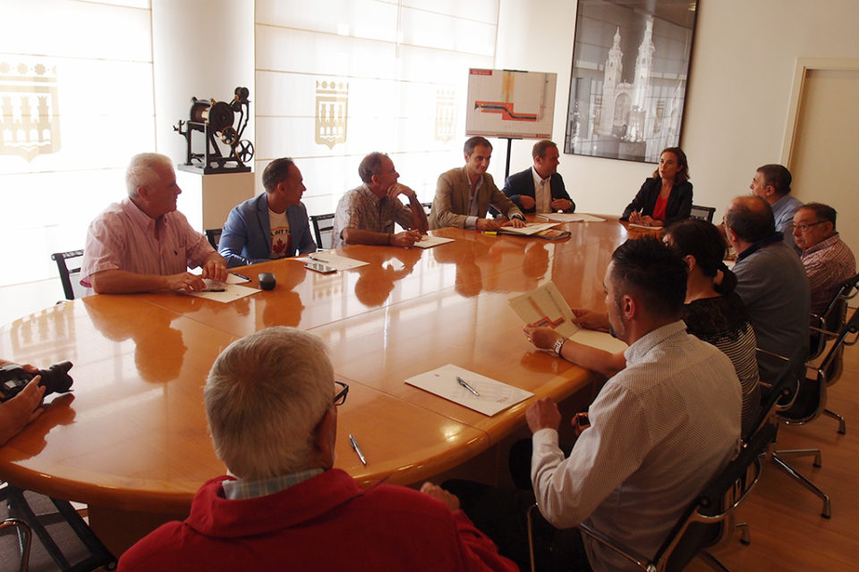 La alcaldesa y varios concejales de su equipo se han reunido este jueves con los vecinos de Albia de Castro. / NR
