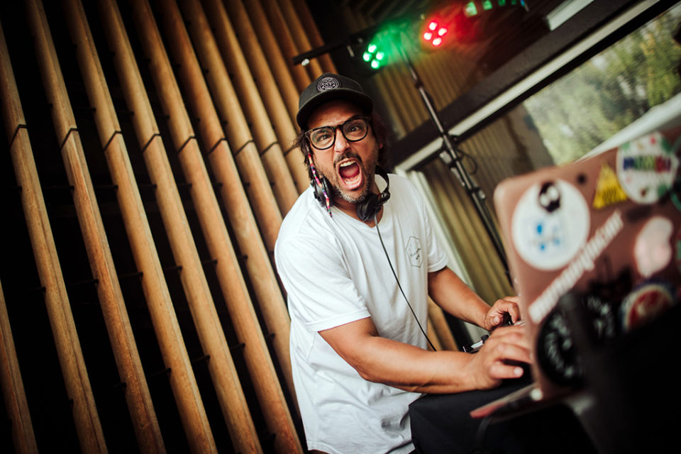 Diego Aguas ameniza este año la plaza del Ayuntamiento tras el disparo del cohete. / NR