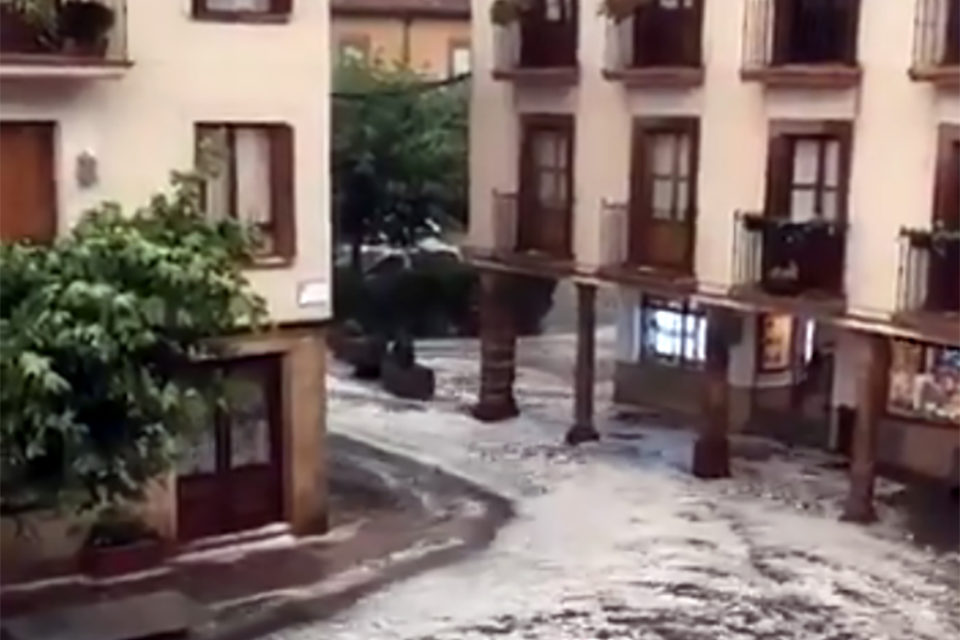 Las calles de Ezcaray, inundadas durante la tormenta. / Diego Bengoa (Twitter)