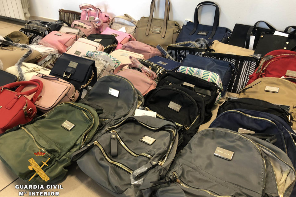 Material intervenido por la Guardia Civil en el comercio de Calahorra. / Guardia Civil