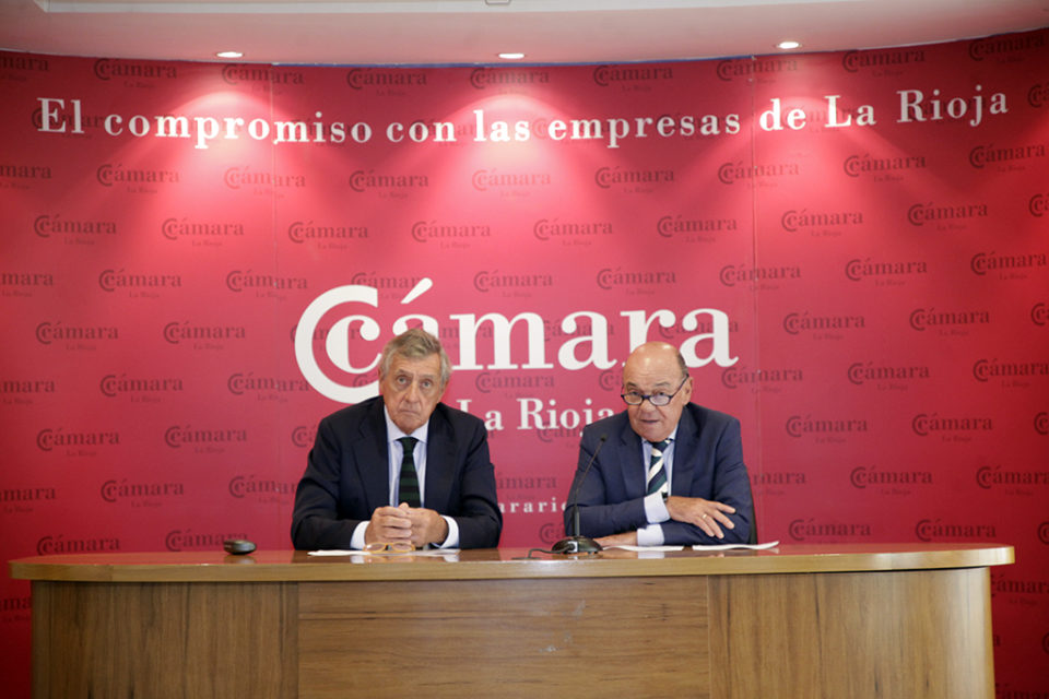 De izquierda a derecha, Juan Mari Sáenz de Buruaga y Jaime García-Calzada, en la rueda de prensa. / Clara Larrea