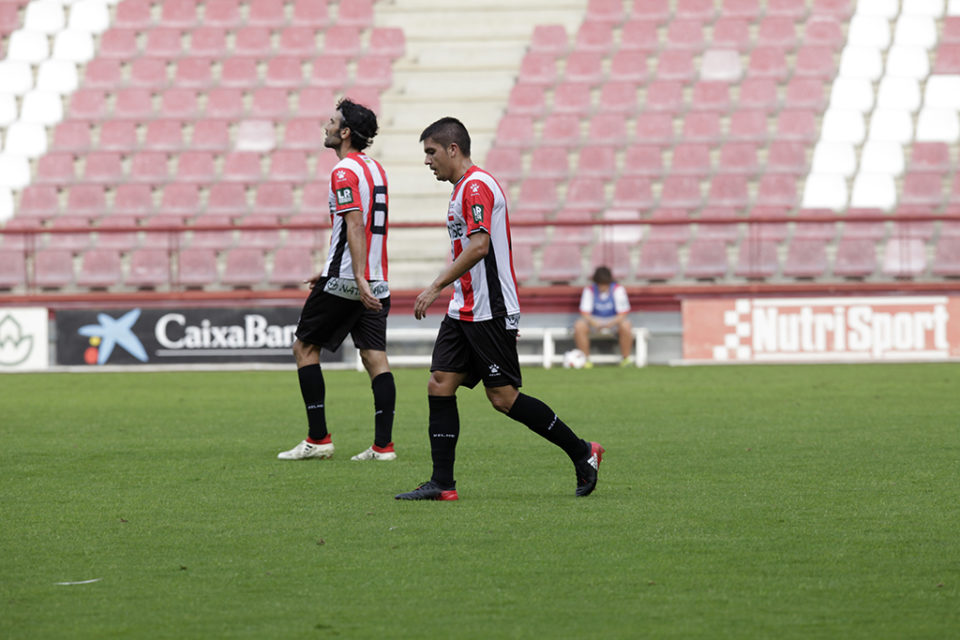 Carles Salvador, en primer término, con César Remón detrás en el partido ante el Sporting B. / Ingrid