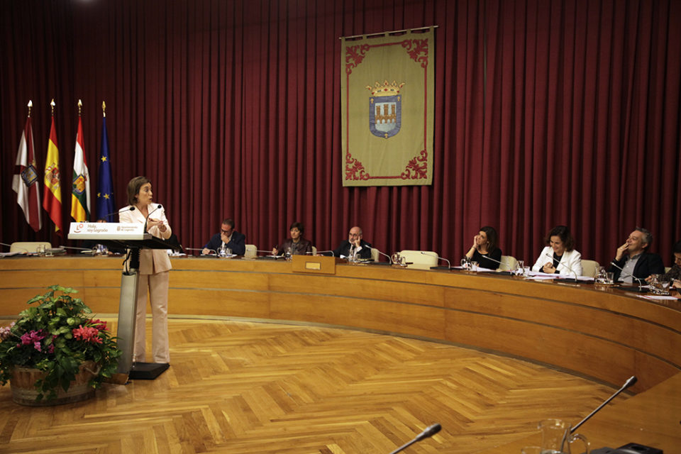 Cuca Gamarra se dirige a la bancada de la oposición durante la segunda jornada del debate. / Ingrid