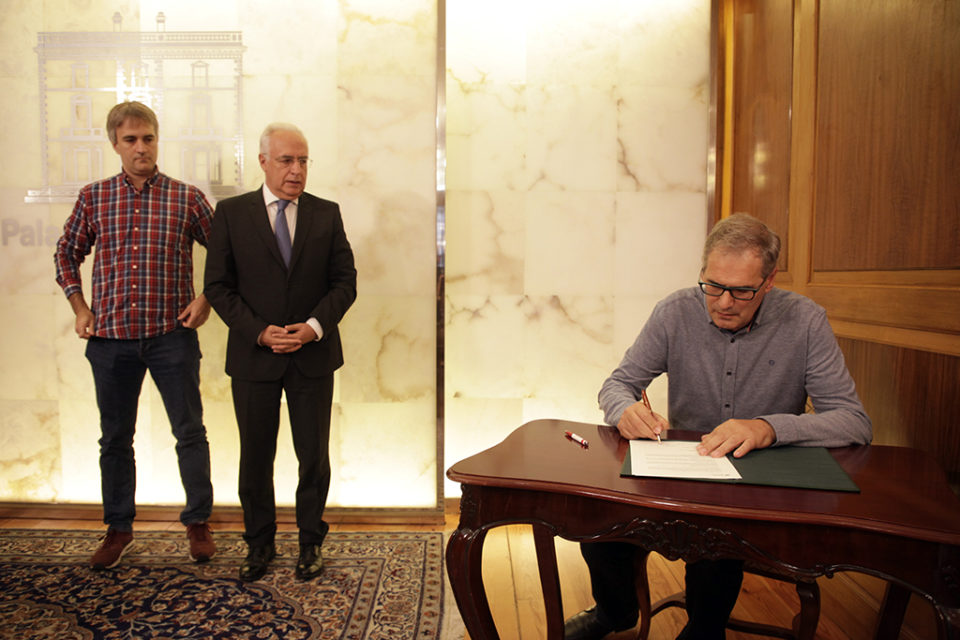 Bujanda firma el acuerdo ante Ceniceros y Domínguez. / Ingrid