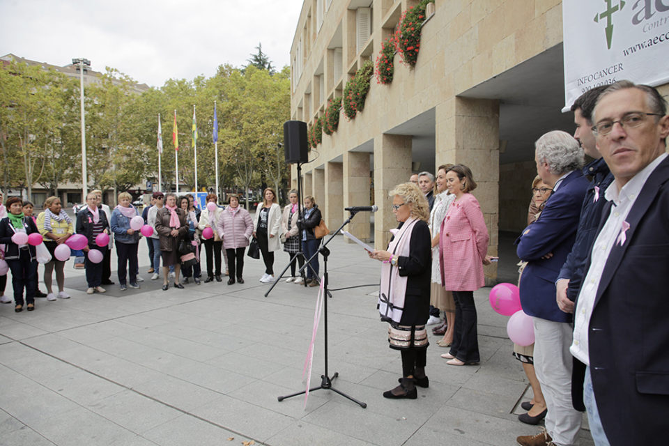 La presidente de la AECC La Rioja lee el manifiesto en la plaza del Ayuntamiento de Logroño. / Ingrid