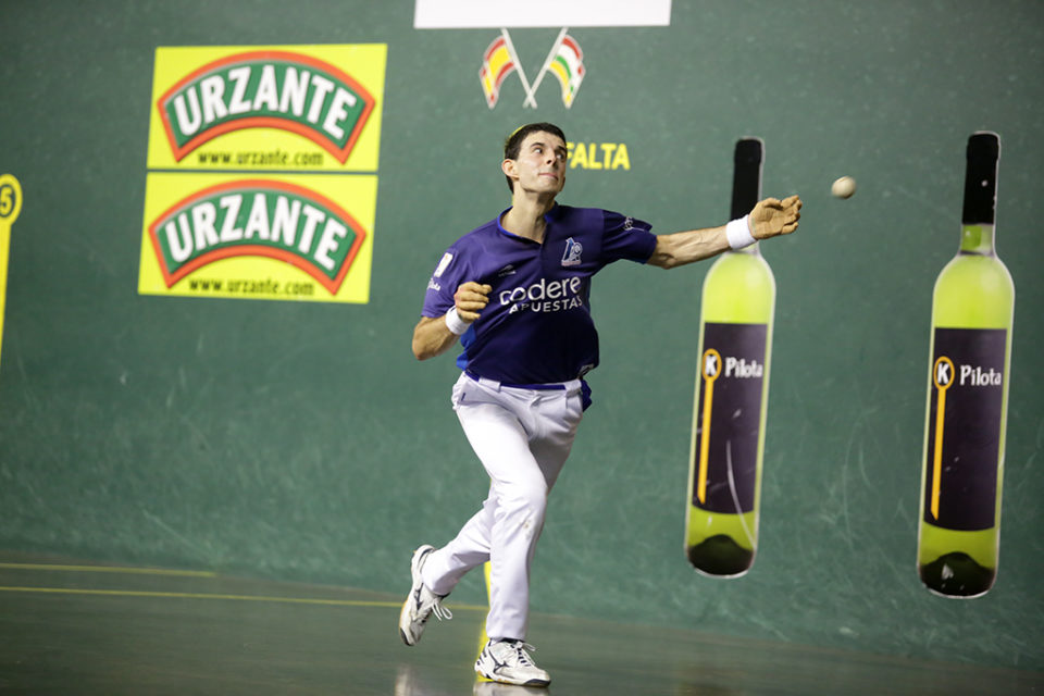 Altuna y Víctor buscarán el domingo, en Eibar, su pase a las semifinales del Cuatro y Medio. / Clara Larrea