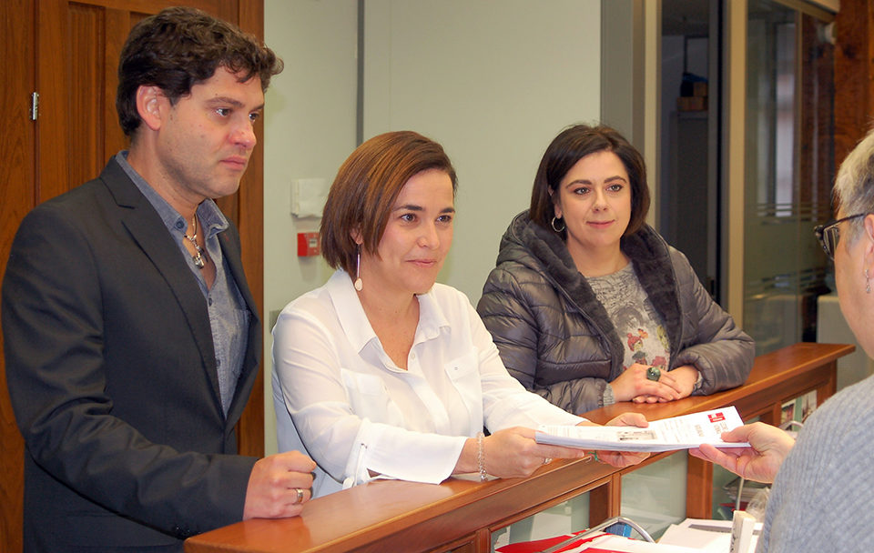 Beatriz Arraiz presentó el pasado mes los avales de su candidatura en la sede del PSOE riojano. / NR