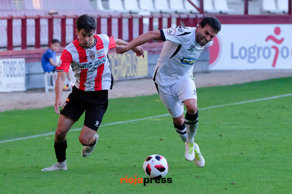 Víctor López pelea por el esférico el pasado domingo ante el Real Unión. / RIOJAPRESS