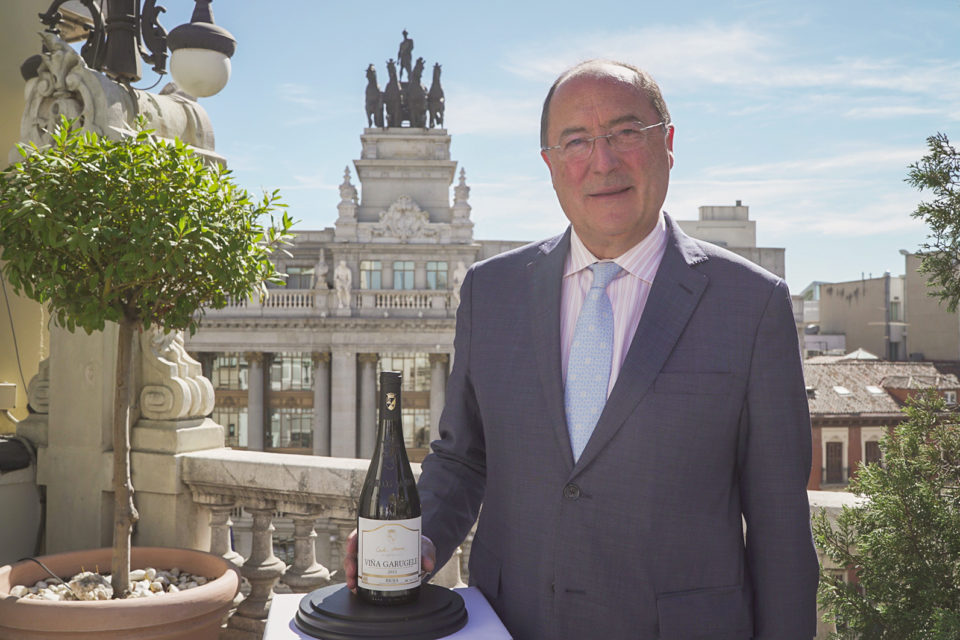 El propietario de la bodega, con una botella de su nuevo vino, durante la presentación en sociedad en Madrid. /NR