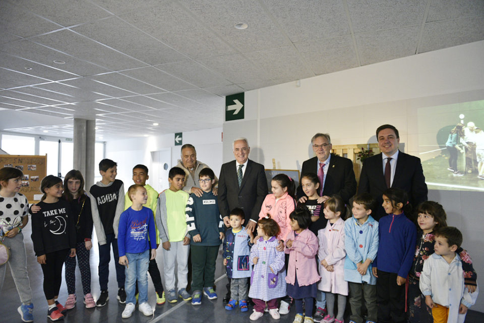 El presidente, durante la visita que ha realizado este miércoles al nuevo colegio de Cenicero. / NR