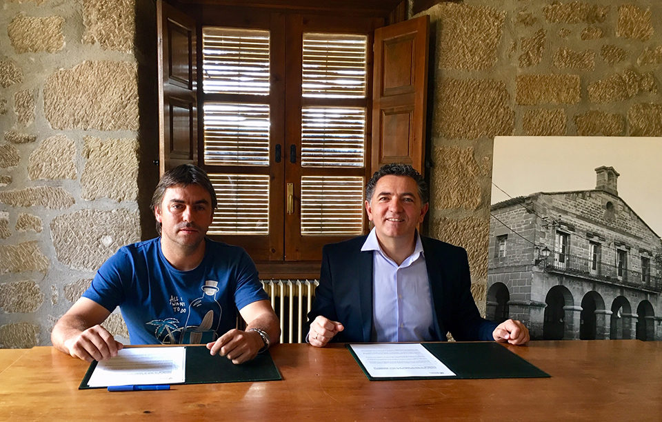 Miguel Martínez, alcalde de Ollauri, y Carlos Cuevas, consejero de Fomento. / NR