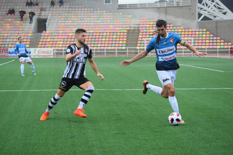 Miguel Ledo, en acción en el partido del pasado domingo en El Mazo, donde la SDL perdió ante un rival directo como el Haro. / Antonio Corral