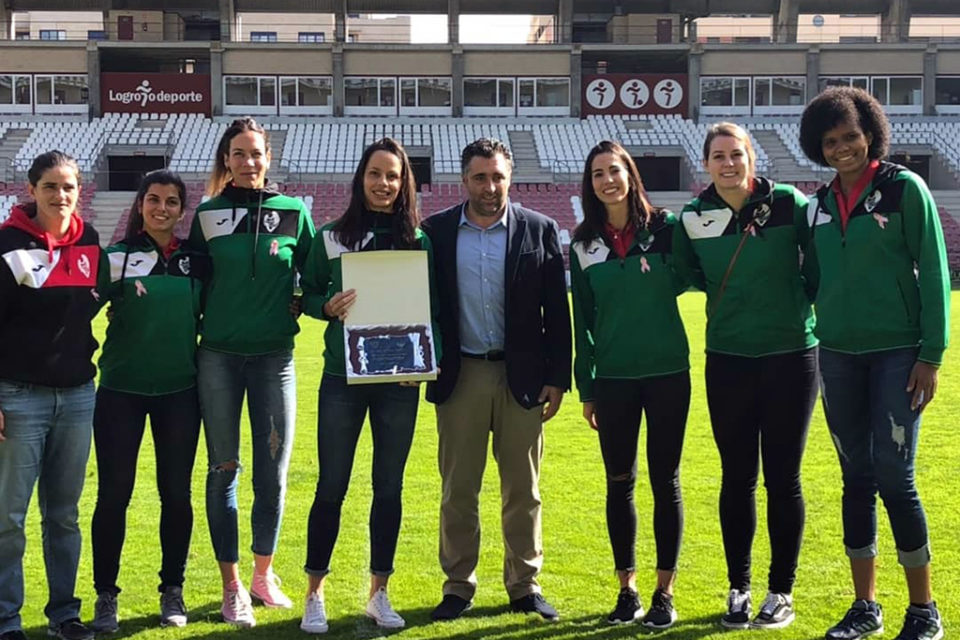 La plantilla del Minis de Arluy fue homenajeada antes del inicio del partido entre el EDF y el Málaga. / NR