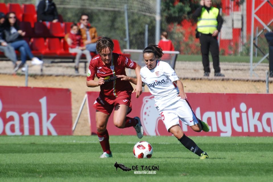 La estadounidense Claire Falknor hace frente a una jugadora sevillista. / De tacón (minerva peña caballero)
